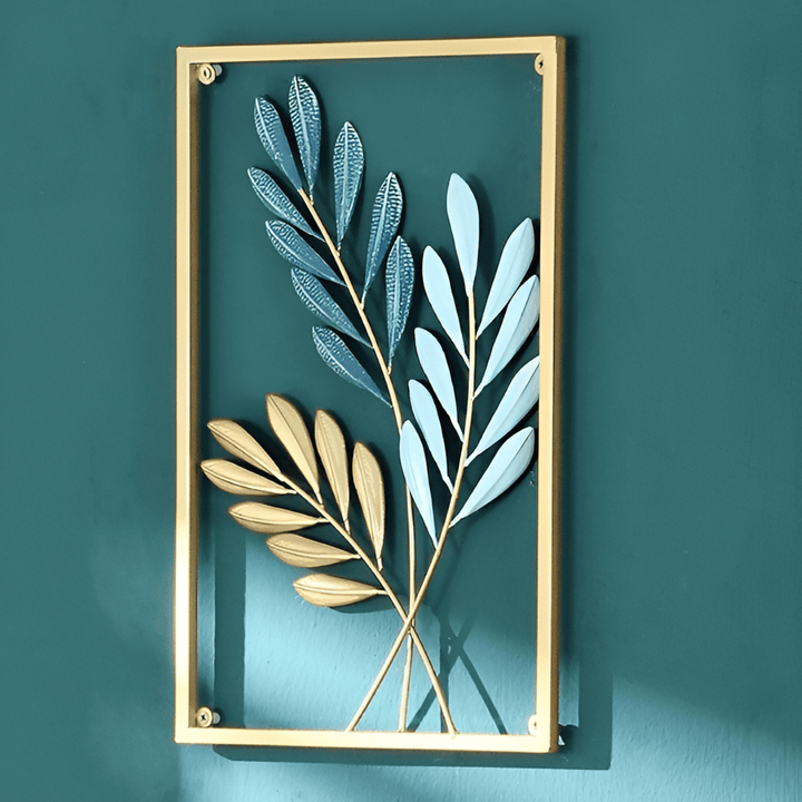 Stor guld metallväggkonst med intrikat bladdesign. Lyxig nordisk heminredning.