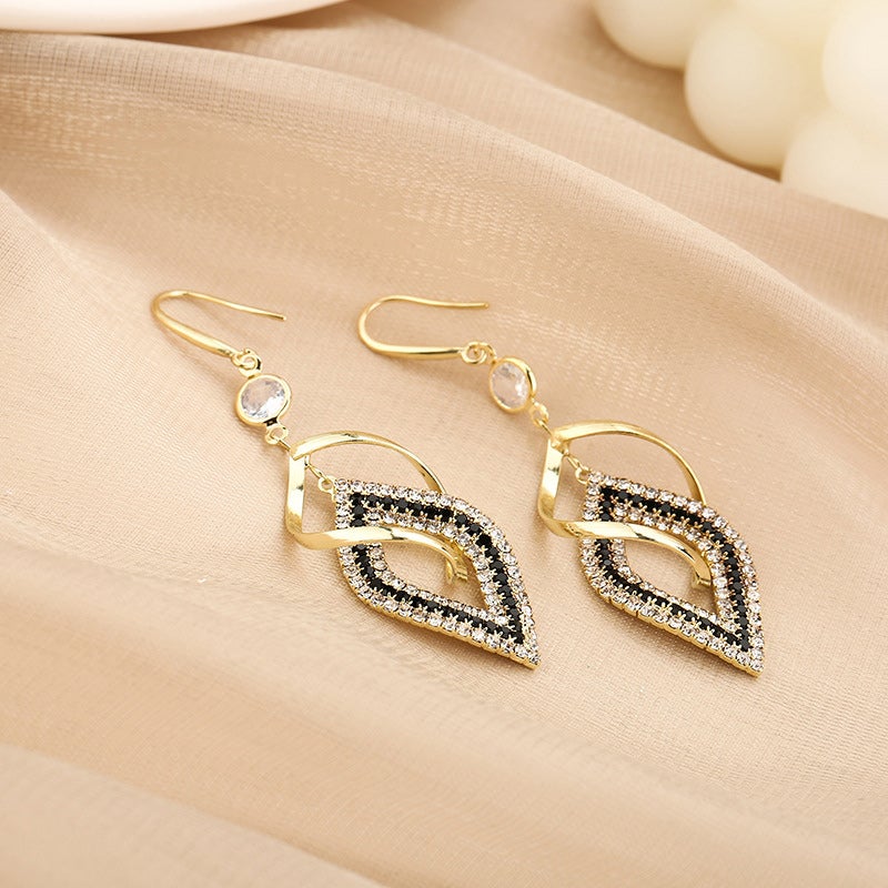 Guld romb örhängen för damer med diamanter, elegant design med glansig finish, perfekt för moderna kvinnor.