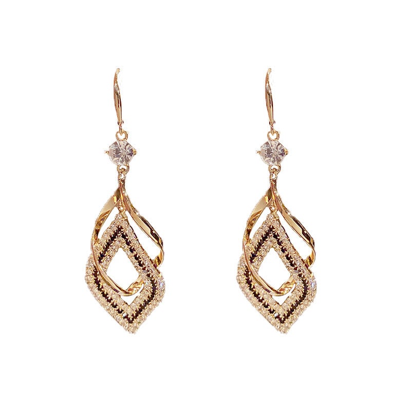 Guld romb örhängen för damer med diamanter, elegant design med glansig finish, perfekt för moderna kvinnor.