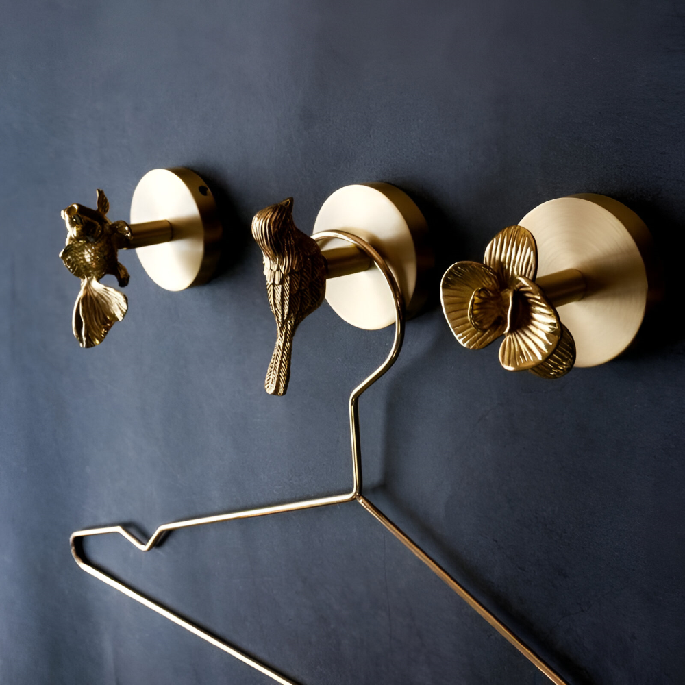 Guldfärgad väggkrok med elegant djurmotiv, perfekt för hallinredning och stilfull organisering.