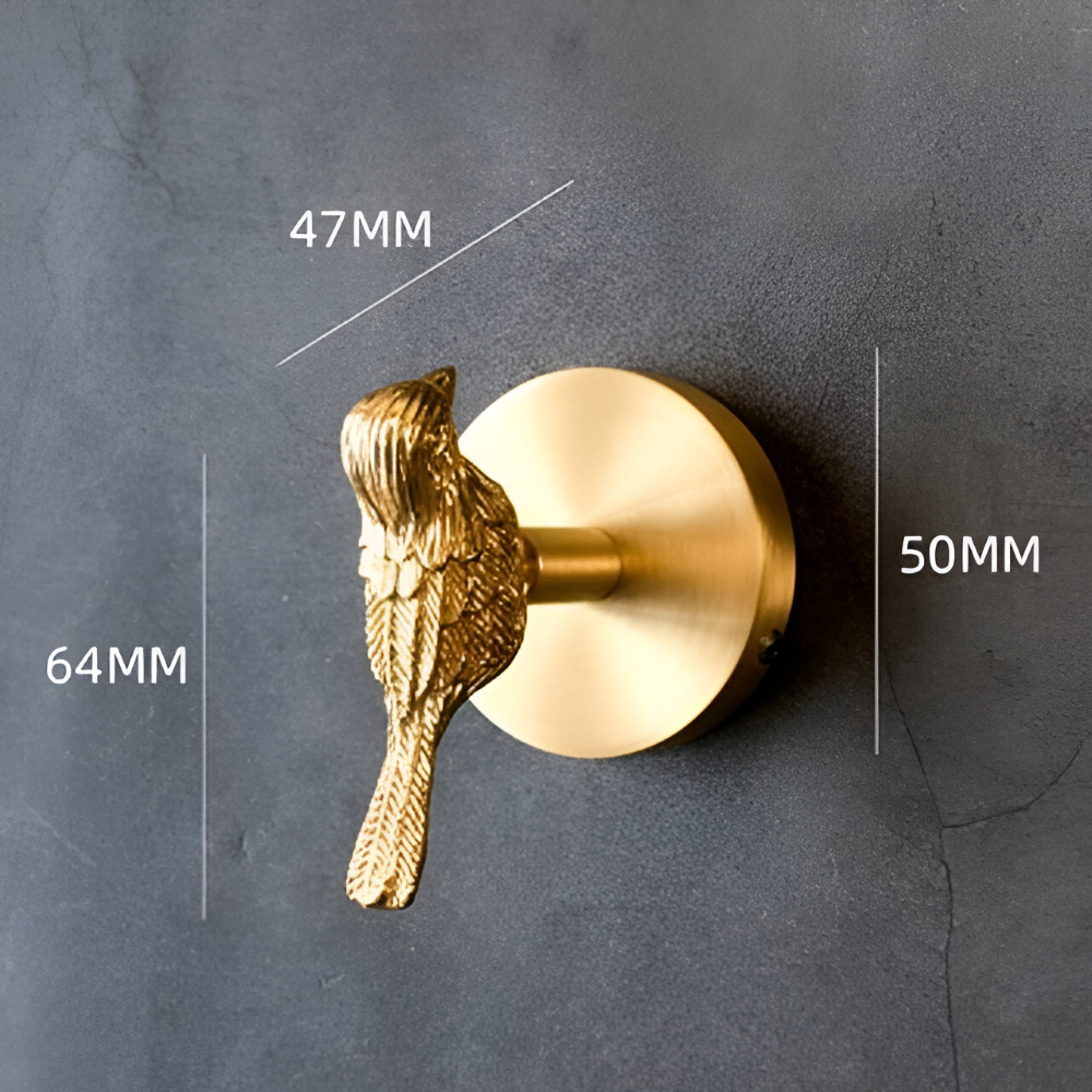 Unik designkrok med guldfärg och djurmotiv, för elegant heminredning och förvaring.