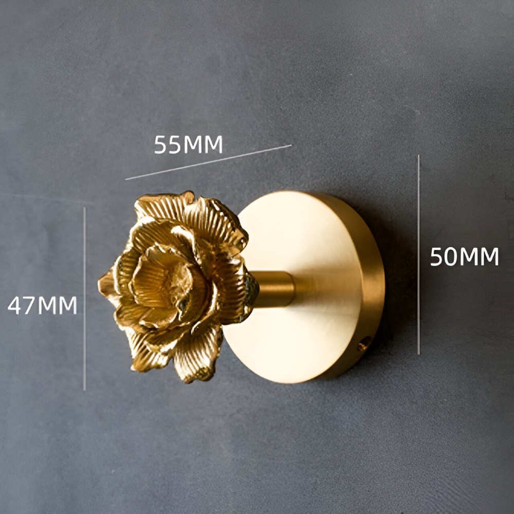 Elegant djurkrok med gulddetaljer. En dekorativ klädkrok för modern heminredning.