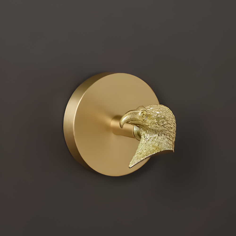 Stilfull väggkrok med djurmotiv i guld. Perfekt för att organisera kläder och nycklar.