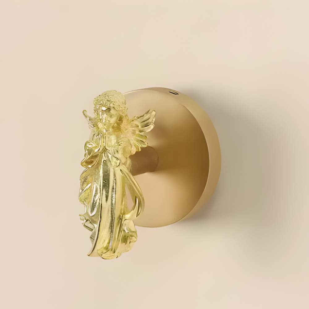 Guldfärgad designkrok med djurmotiv. En praktisk klädkrok för sovrummet eller hallen.