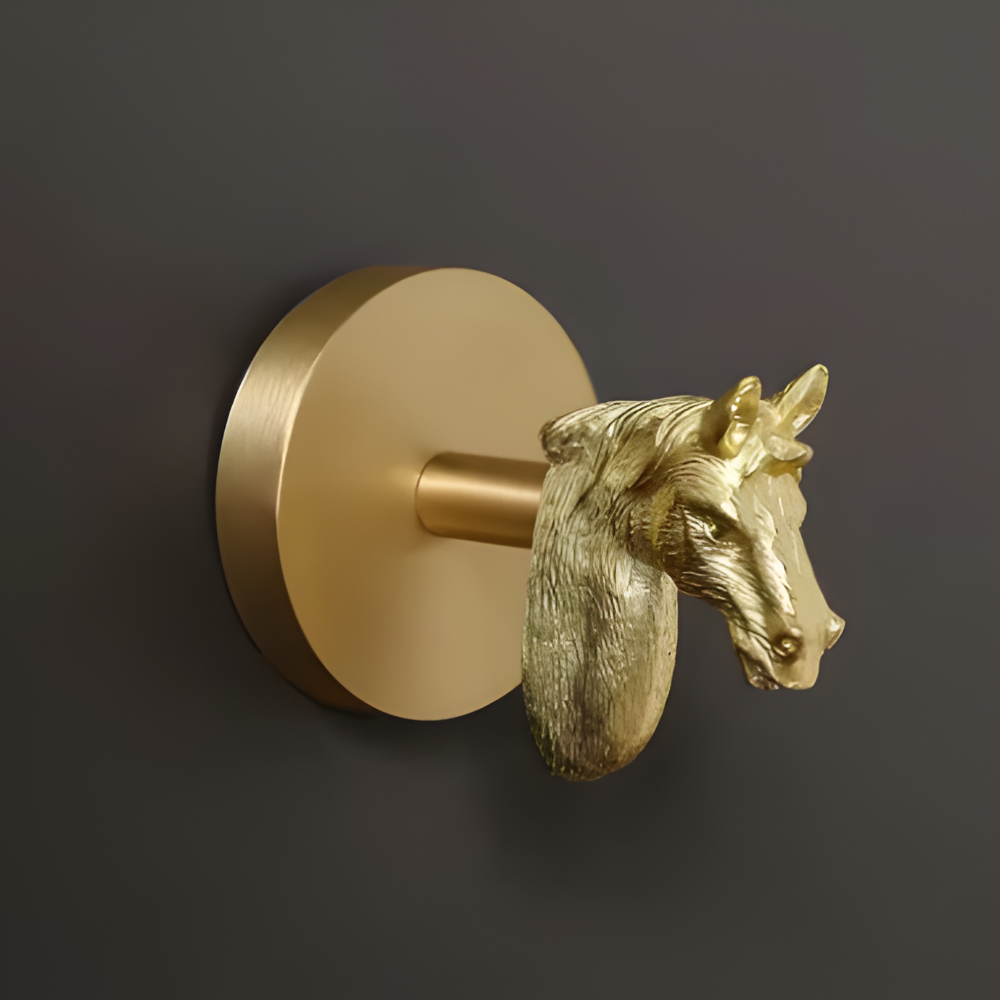 Stilfull klädkrok med djurmotiv i guld. Praktisk förvaring i hall och sovrum.
