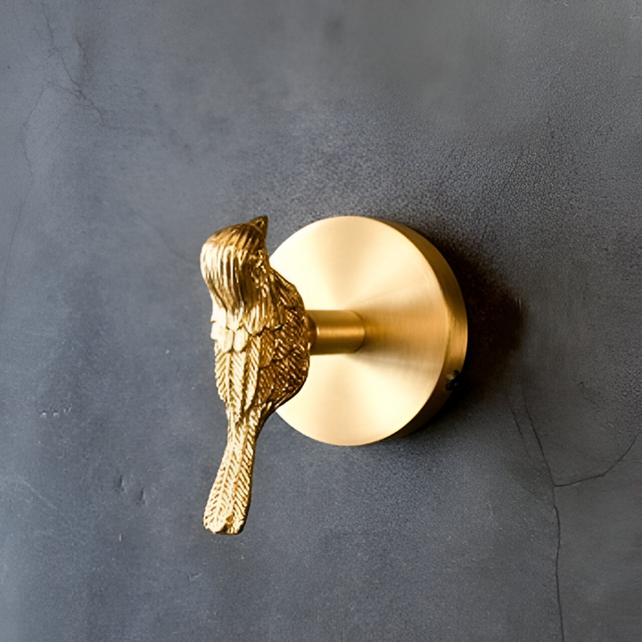 Unik väggkrok i guld med lekfullt djurmotiv, perfekt för att organisera kläder i hallen.