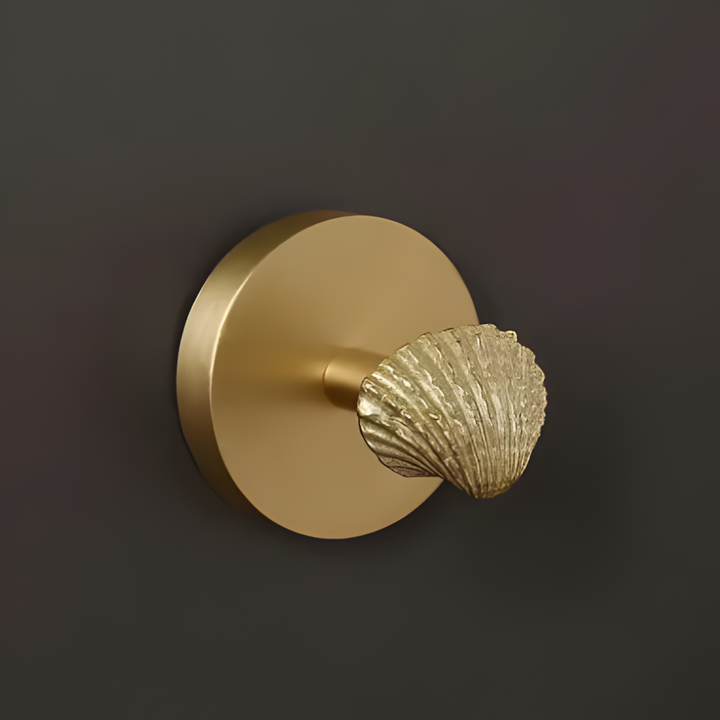 Guldfärgad klädkrok, djurmotiv. En charmig designkrok för heminredning.