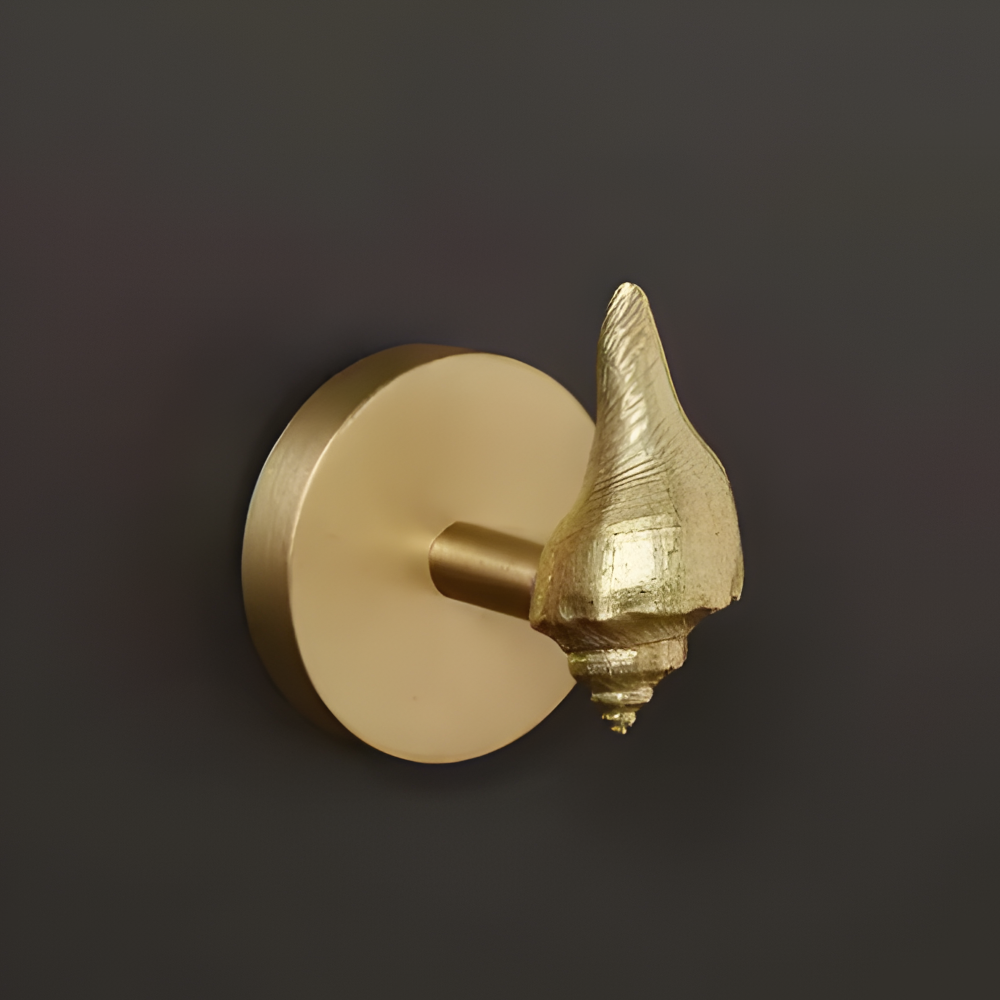 Väggkrok i guld med djurmotiv. En lyxig designkrok för unik heminredning.