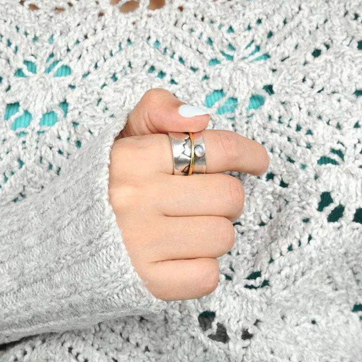 "Guldfärgad damhjärtring med måne och berg, elegant accessoar med naturtema"