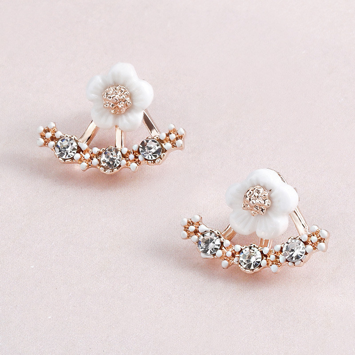 Guldfärgade daisy örhängen för kvinnor, elegant blommotiv, bärs i olika stilar, perfekt för vardag och fest.