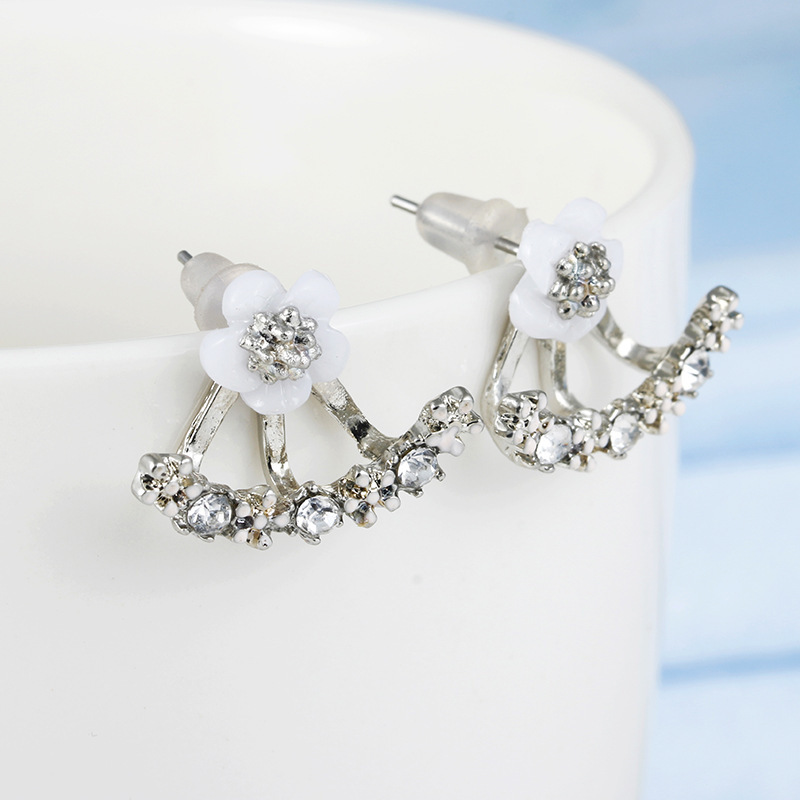 Guldfärgade daisy örhängen för kvinnor, elegant blommotiv, bärs i olika stilar, perfekt för vardag och fest.