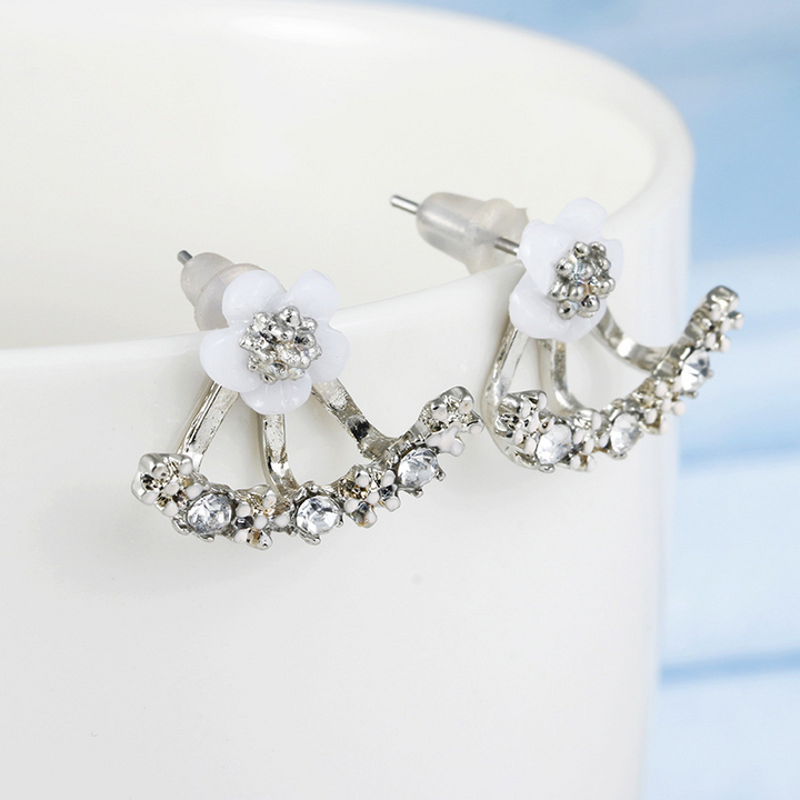 Guldfärgade daisy örhängen för kvinnor, elegant blommotiv, bärs i olika stilar, perfekt för vardag och fest.