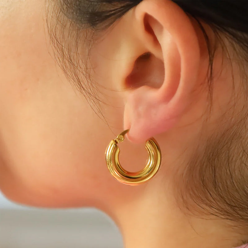 Guldfärgade ringörhängen i rostfritt stål, olika storlekar, elegant look för alla tillfällen och stilpreferenser.