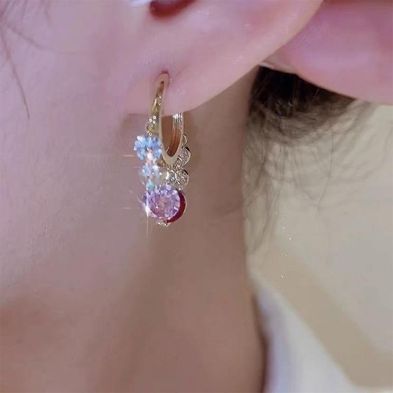 "Gyllene glitter zirkon örhängen för kvinnor, färgglada stenar, gnistrande design, perfekt för elegant stil och charm."