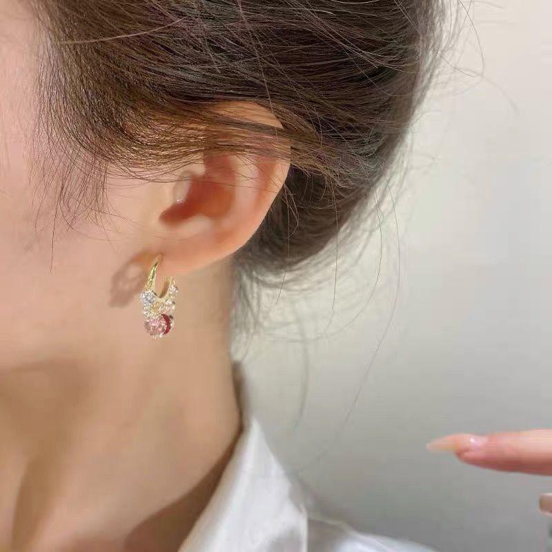 "Gyllene glitter zirkon örhängen för kvinnor, färgglada stenar, gnistrande design, perfekt för elegant stil och charm."