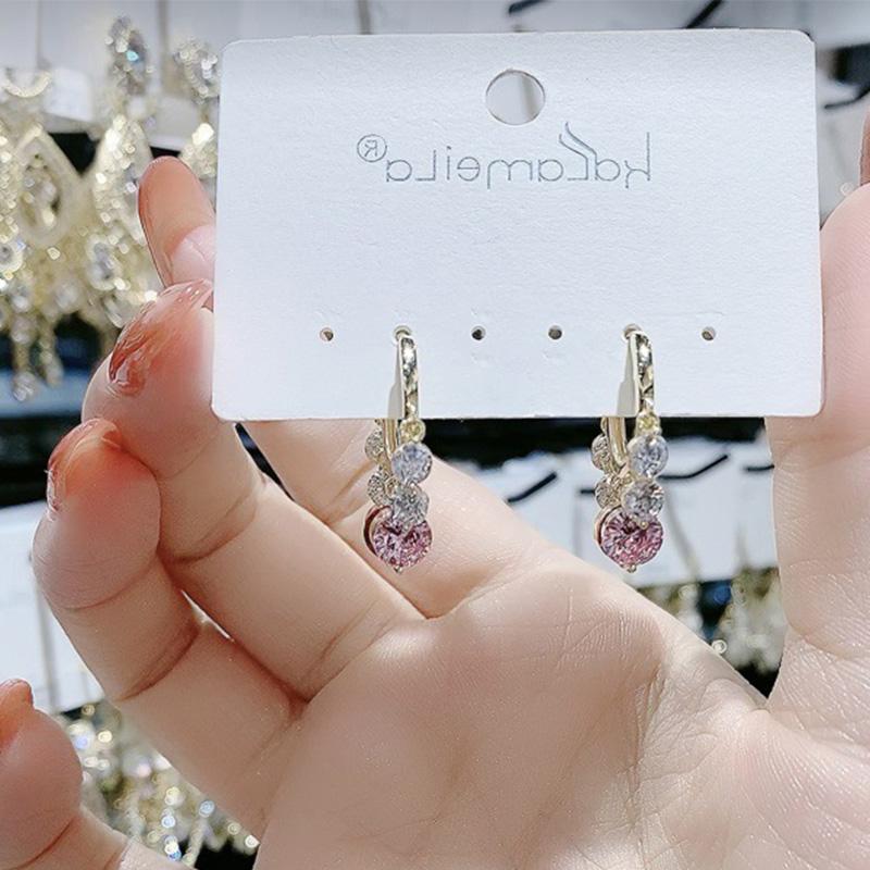 "Gyllene glitter zirkon örhängen för kvinnor, färgglada stenar, gnistrande design, perfekt för elegant stil och charm."