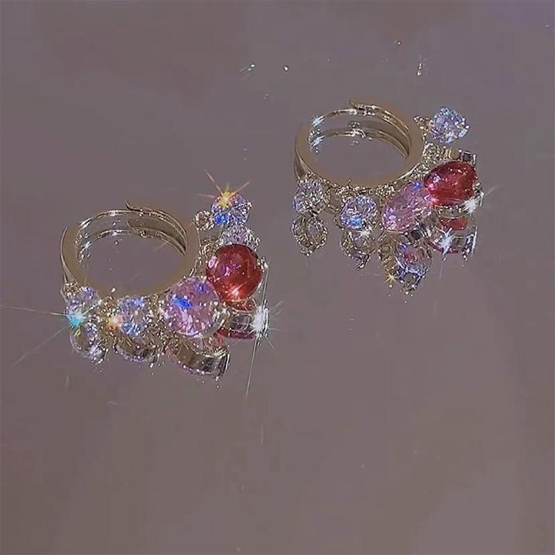"Gyllene glitter zirkon örhängen för kvinnor, färgglada stenar, gnistrande design, perfekt för elegant stil och charm."