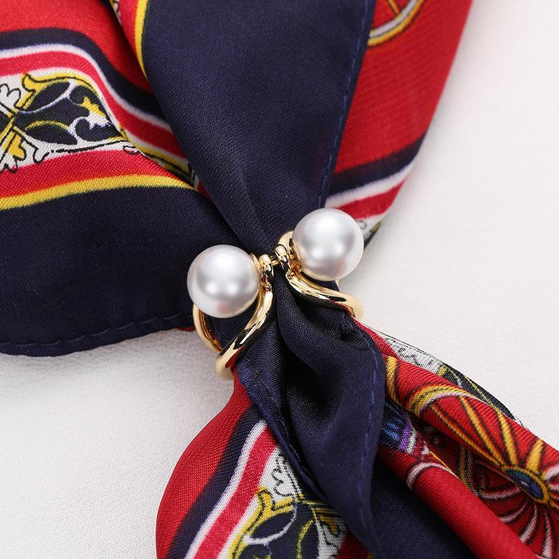 "Gyllene silkespänne med strass och pärlor, elegant accessoar för kvinnor, lyxig legering, sofistikerad stil."