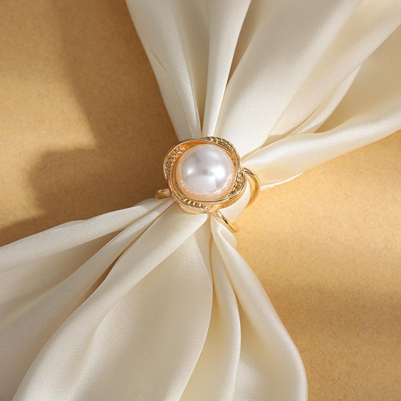 "Gyllene silkespänne med strass och pärlor, elegant accessoar för kvinnor, lyxig legering, sofistikerad stil."