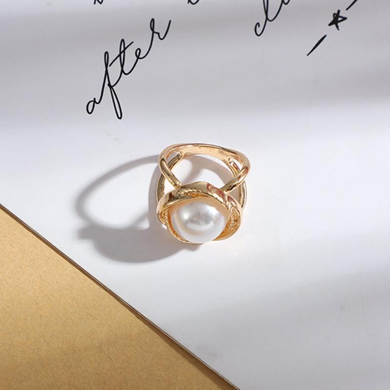 "Gyllene silkespänne med strass och pärlor, elegant accessoar för kvinnor, lyxig legering, sofistikerad stil."