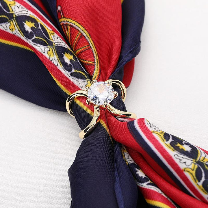 "Gyllene silkespänne med strass och pärlor, elegant accessoar för kvinnor, lyxig legering, sofistikerad stil."