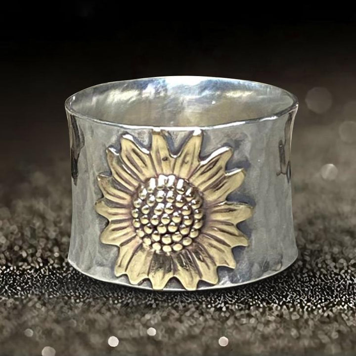 "Gyllene solros bredband ring för dam, elegant design, solrosmotiv, accessoar för alla tillfällen, bred form."