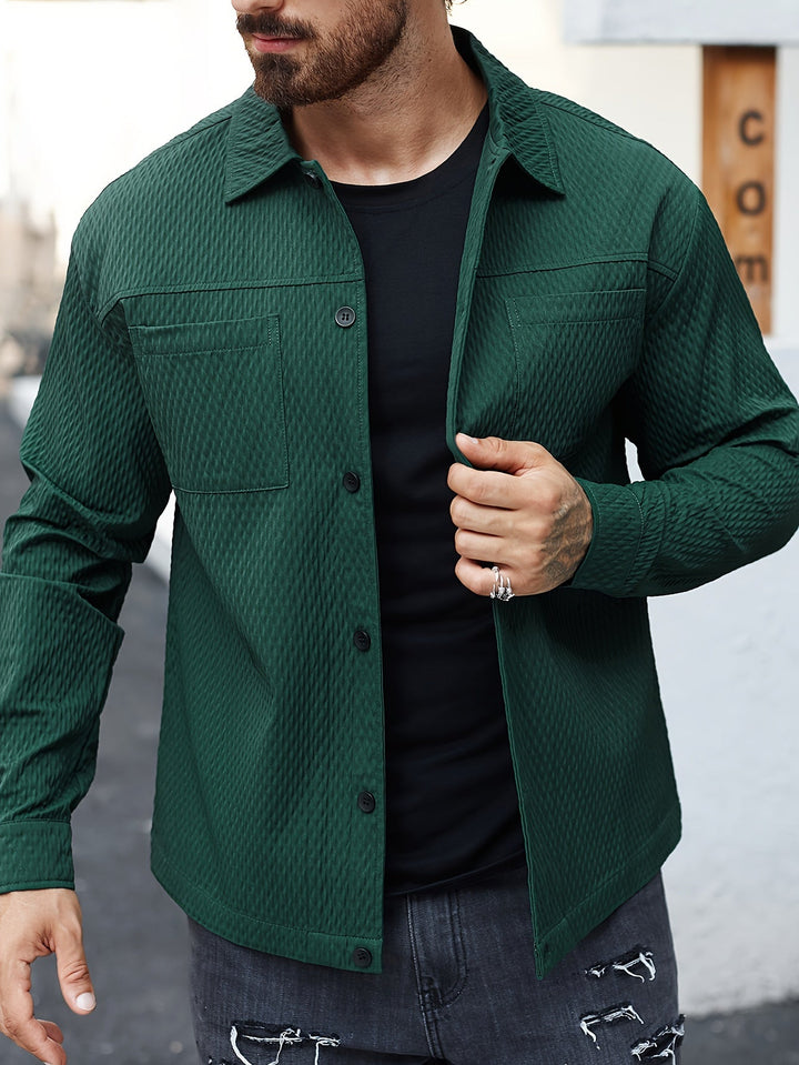 Tidlös grön herrskjorta med unik strukturerad design. Långärmad, perfekt för elegant vår- och höstmode.
