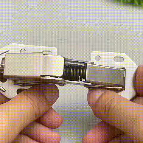 Hålfri och slitsfri gångjärn på en trädörr, robust konstruktion i nickelpläterat stål, enkel och sömlös installation.