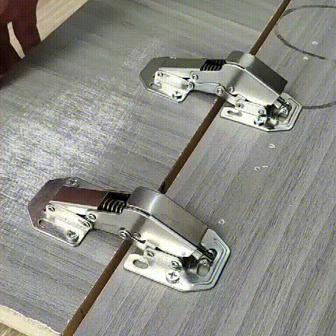 Hålfri och slitsfri gångjärn på en trädörr, robust konstruktion i nickelpläterat stål, enkel och sömlös installation.