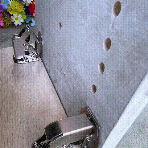 Hålfri och slitsfri gångjärn på en trädörr, robust konstruktion i nickelpläterat stål, enkel och sömlös installation.