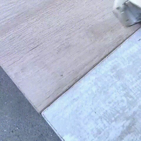 Hålfri och slitsfri gångjärn på en trädörr, robust konstruktion i nickelpläterat stål, enkel och sömlös installation.