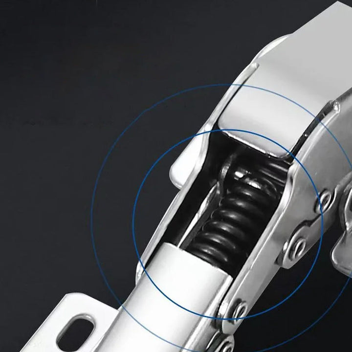 Hålfri och slitsfri gångjärn på en trädörr, robust konstruktion i nickelpläterat stål, enkel och sömlös installation.