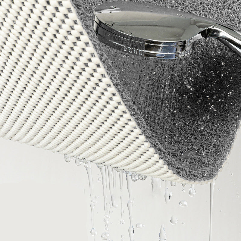 "Halkfri badrumsmatta i PVC, grå/beige, med dräneringshål för säkerhet och komfort i badrummet."