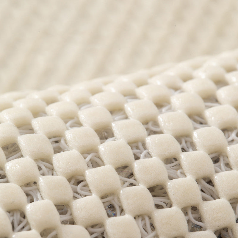 "Halkfri badrumsmatta i PVC, grå/beige, med dräneringshål för säkerhet och komfort i badrummet."