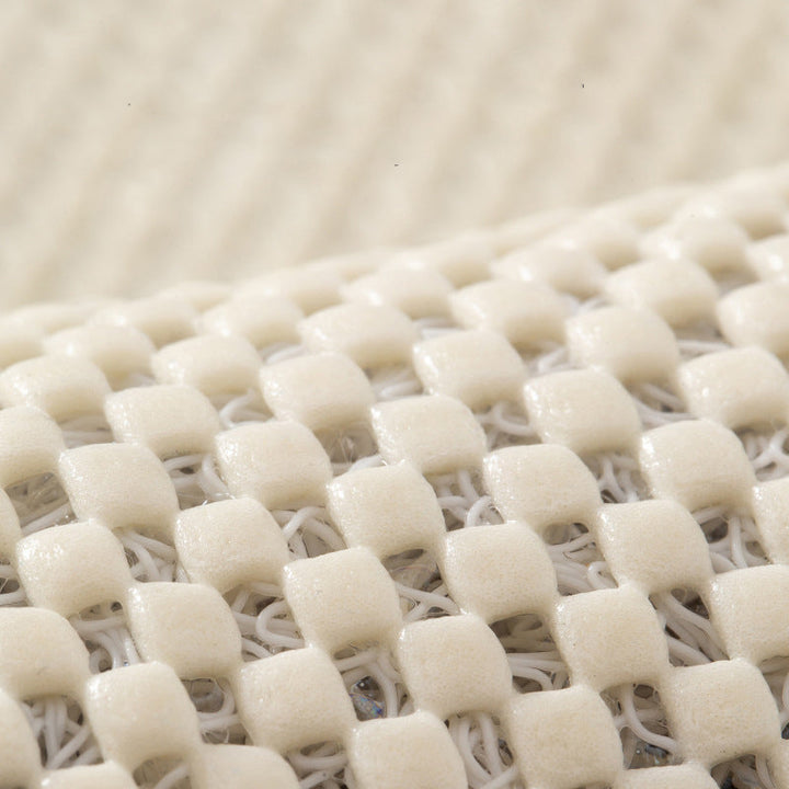 "Halkfri badrumsmatta i PVC, grå/beige, med dräneringshål för säkerhet och komfort i badrummet."