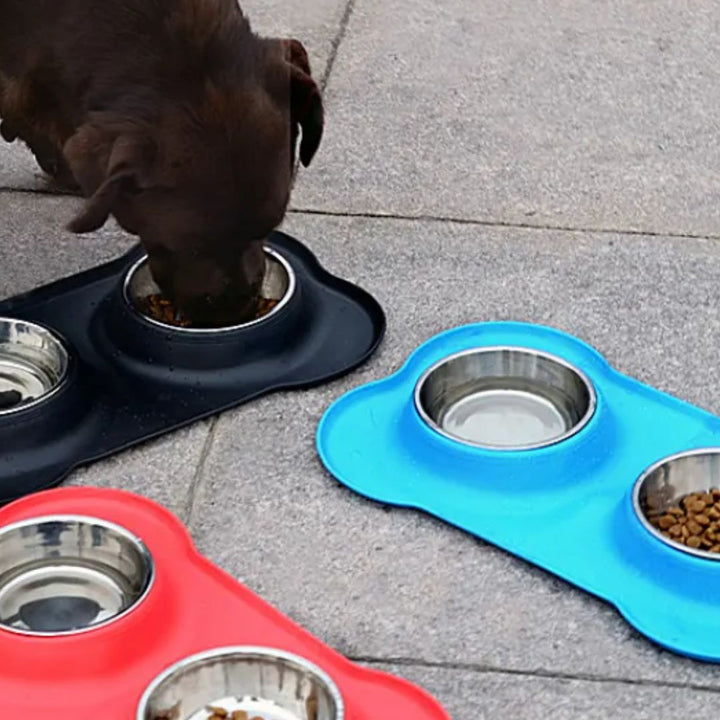 Praktisk dubbelskål för hund, mat och vatten i en enhet. Halkfri design med silikonunderlägg.