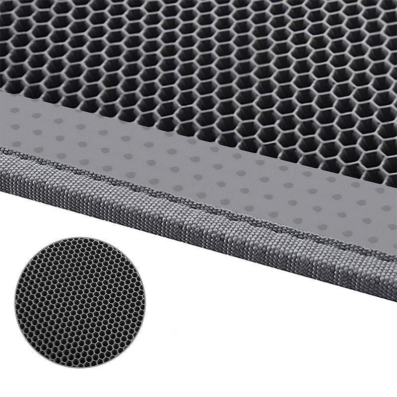 Halkfri kattsandmatta i svart TPE-gummi, fångar upp sand och skyddar golv. Idealisk för rena husdjurshushåll.