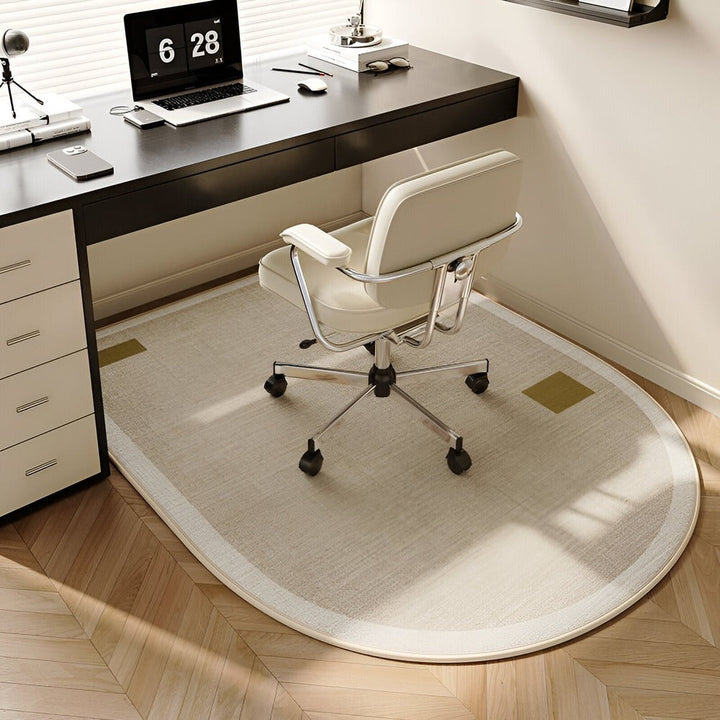 Halkfri design: oval plyschsammetmatta. Mjuk inredningsdetalj för kontoret.