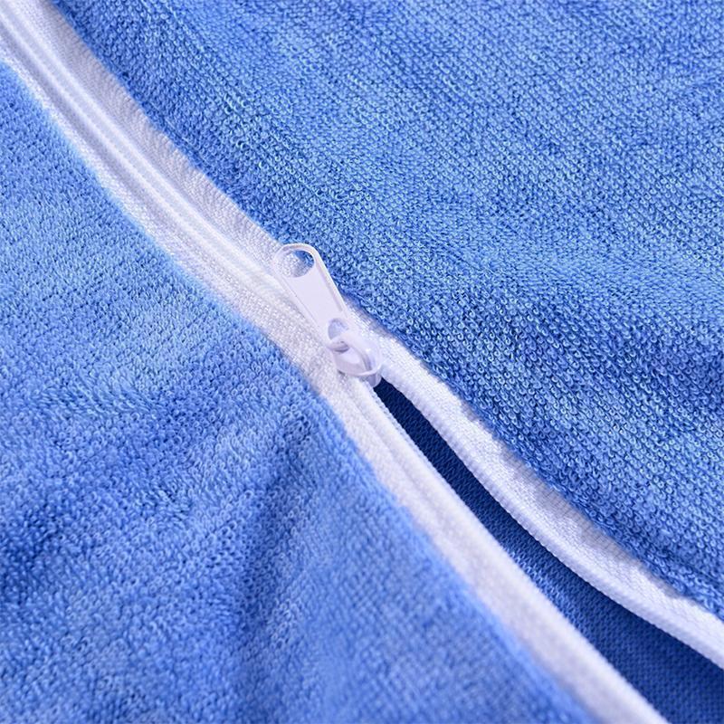 "Halkfri strandhandduk, blå med rymliga fickor, praktisk för solstolar. Perfekt för strand- eller poolanvändning."