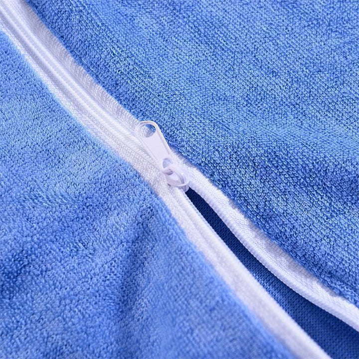"Halkfri strandhandduk, blå med rymliga fickor, praktisk för solstolar. Perfekt för strand- eller poolanvändning."