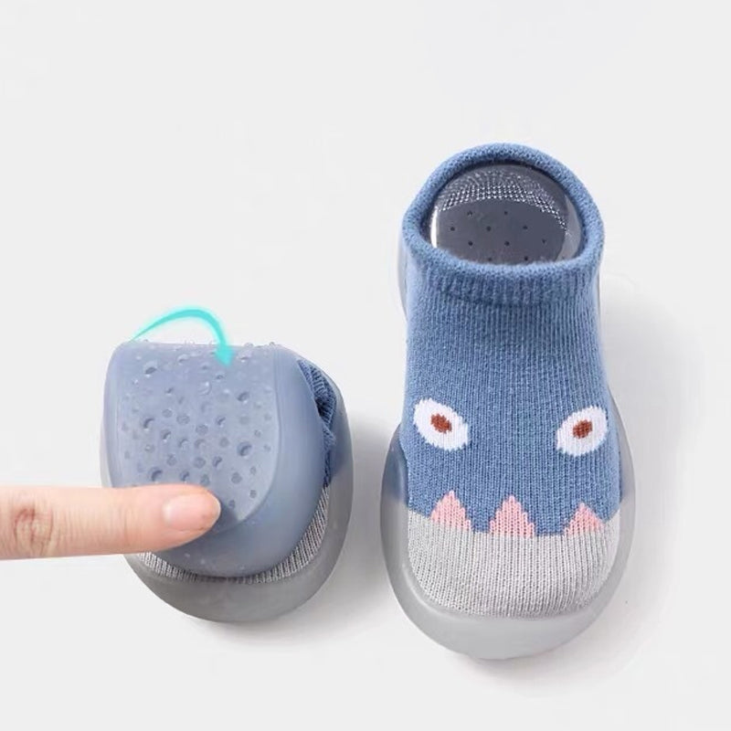 "Halkfria barnstrumpor med djurmotiv, flexibla sulor och elastisk topp, perfekt för små barns naturliga fotutveckling."