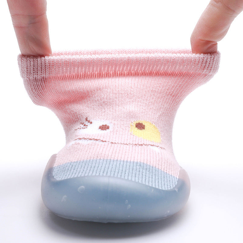 "Halkfria barnstrumpor med djurmotiv, flexibla sulor och elastisk topp, perfekt för små barns naturliga fotutveckling."