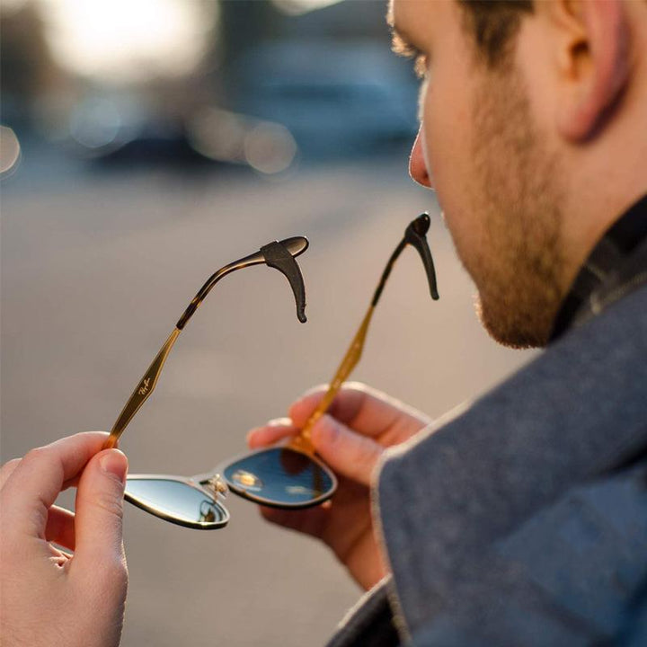 "Halkfria glasögonhållare för sport, beige silikon, diskret och ergonomisk design för säker daglig användning."