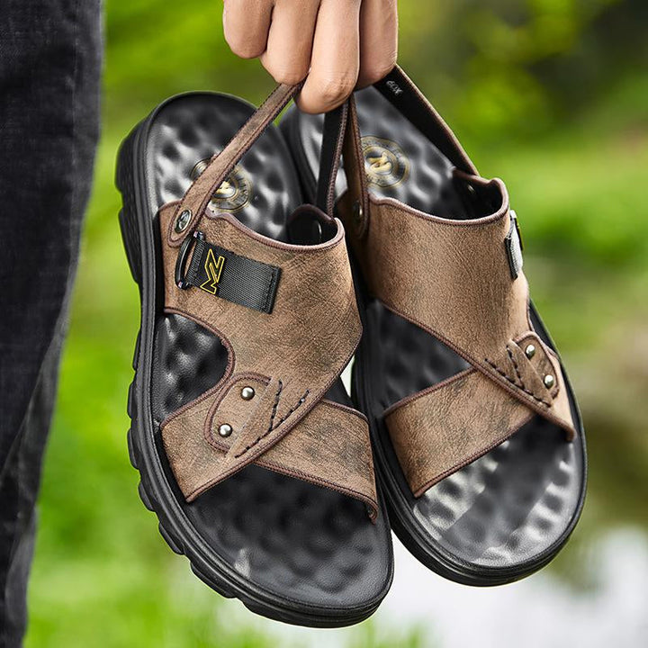 "Halkfria plattformssandaler för män med mjuk kohudöverdel och ergonomisk design, perfekta för strandpromenader."