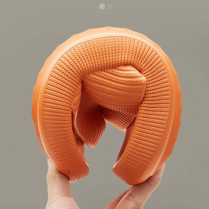 "Halkfria unisex tofflor med tjock botten i beige och blå nyanser, ergonomisk design för komfort och stil."