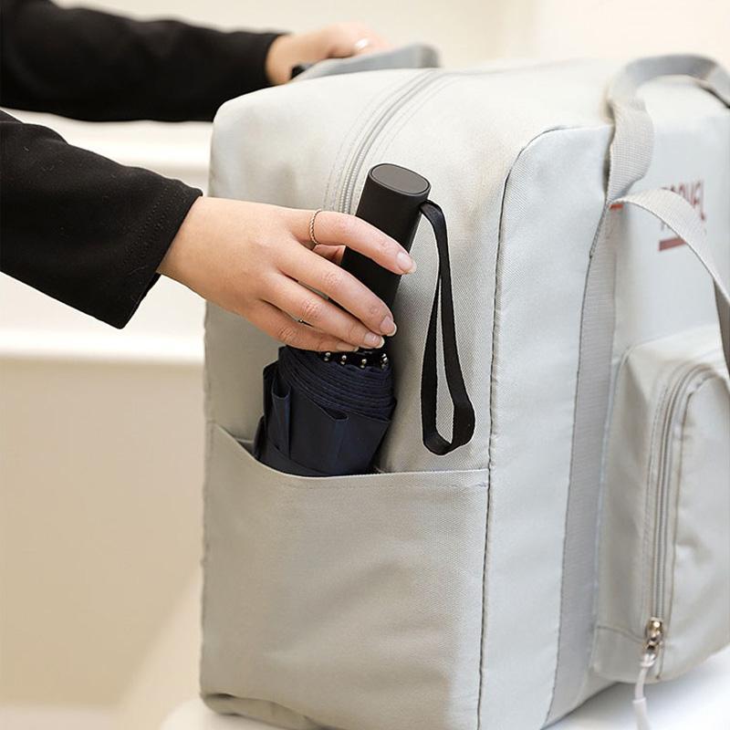 "Hållbar hopfällbar resväska i grå nylon med extra kapacitet; lätt, unisex design för resor och vardagspendling."