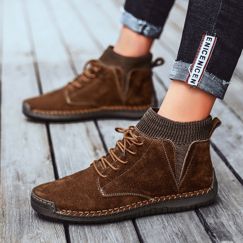 "Hållbara handsydda mid-top sneakers för män i slitstarkt material och urban stil, perfekta för alla tillfällen."