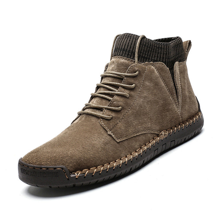 "Hållbara handsydda mid-top sneakers för män i slitstarkt material och urban stil, perfekta för alla tillfällen."