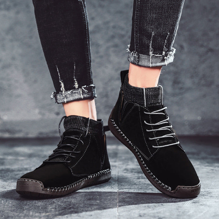 "Hållbara handsydda mid-top sneakers för män i slitstarkt material och urban stil, perfekta för alla tillfällen."