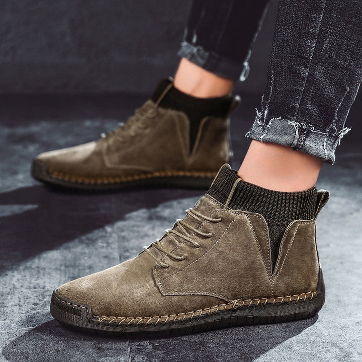 "Hållbara handsydda mid-top sneakers för män i slitstarkt material och urban stil, perfekta för alla tillfällen."